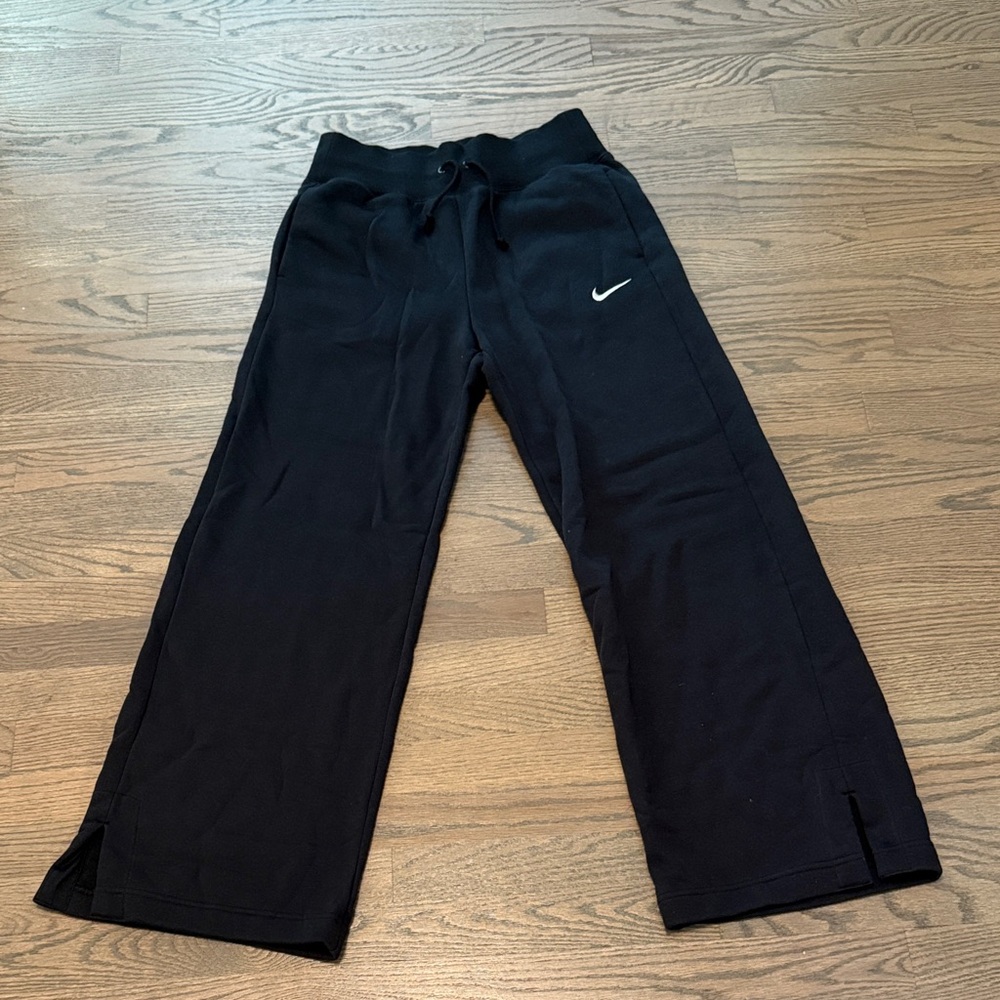 Women’s Black fleece mid-rise wide leg sweatpants with bottom slits and pockets.